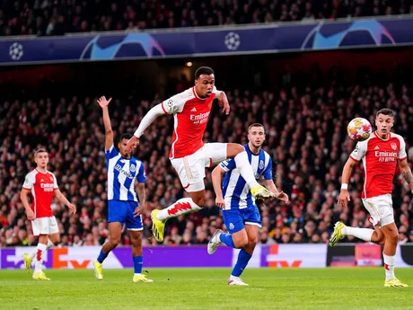 Gabriel (hore uprostred) v akcii v odvetnom zápase osemfinále Arsenal Londýn - FC Porto Ligy majstrov.