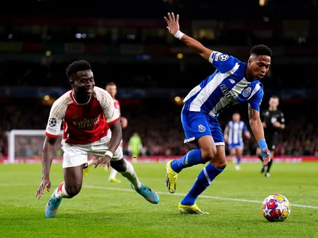 Wendell a Bukayo Saka v odvetnom zápase osemfinále Arsenal Londýn - FC Porto Ligy majstrov.
