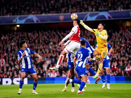Brankár FC Porto Diogo Costa (vpravo) odráža loptu v odvetnom zápase osemfinále Arsenal Londýn - FC Porto Ligy majstrov.