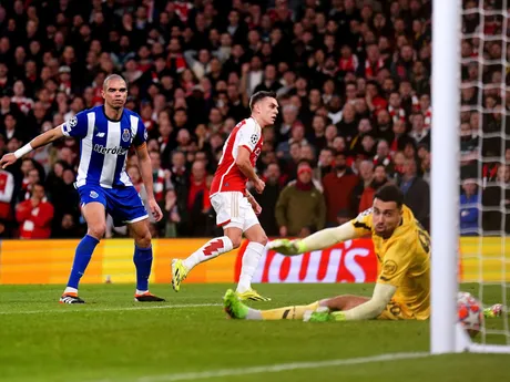 Leandro Trossard skóruje v odvetnom zápase osemfinále Arsenal Londýn - FC Porto Ligy majstrov.