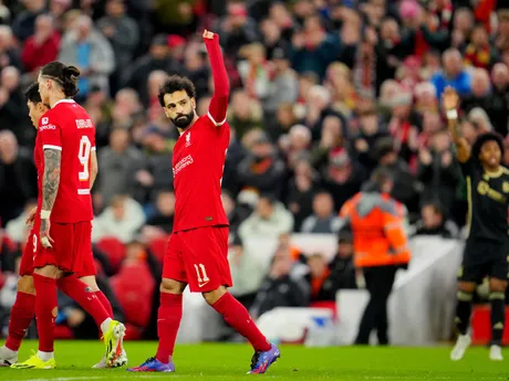 Mohamed Salah strieľa tretí gól Liverpoolu.