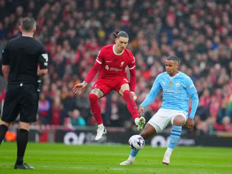 Darwin Nunez a Manuel Akanji v zápase Liverpool - Manchester City