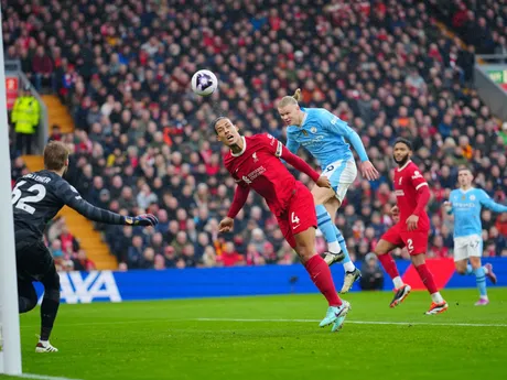 Virgil van Dijk hlavičkuje loptu v zápase Liverpool - Manchester City