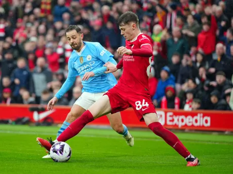 Bernardo Silva a Conor Bradley v zápase Liverpool - Manchester City