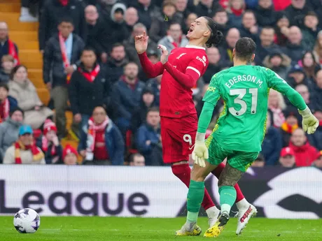 Ederson fauluje Darwina Nuneza v zápase Liverpool - Manchester City 