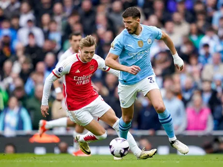 Martin Odegaard a Ruben Dias v zápase Manchester City - Arsenal.