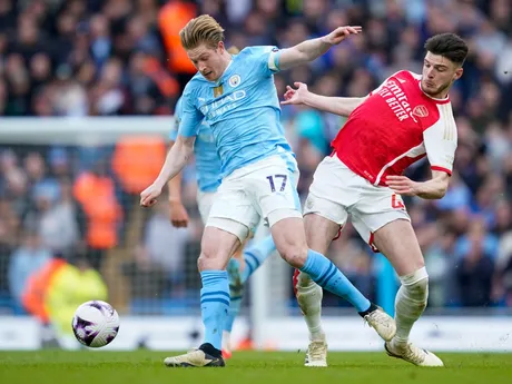 Kevin De Bruyne a Declan Rice v zápase Manchester City - Arsenal.