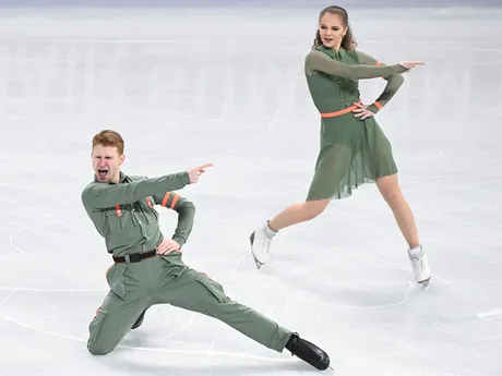 Slovenský pár Anna Šimová a Kirill Aksenov počas rytmických tancov na MS 2024.