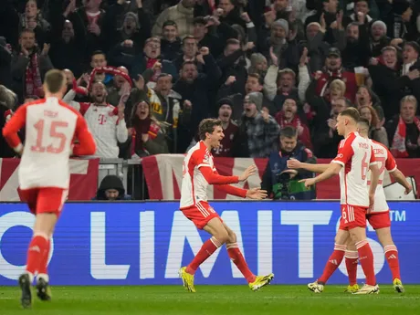 Hráči Bayernu sa tešia z gólu v zápase Bayern Mníchov - Lazio Rím v osemfinále Ligy majstrov