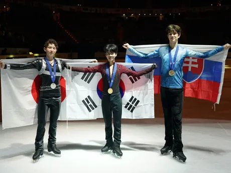 Medailisti na MS juniorov 2024: Rio Nakata (zľava), Mink-ju Seo a Adam Hagara.