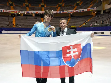 Bronzový medailista Adam Hagara s prezidentom Slovenského krasokorčuliarskeho zväzu Jozefom Beständigom na MS juniorov v Tchaj-pej.