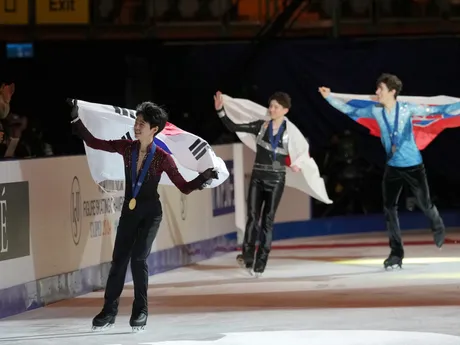 Víťaz Mink-ju Seo, strieborný medailista Rio Nakata a bronzový Adam Hagara na MS juniorov v krasokorčuľovaní 2024.