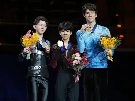 Medailisti na MS juniorov 2024: Rio Nakata (zľava), Mink-ju Seo a Adam Hagara.