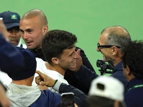 Taliansky tenista Luca Nardi sa teší so svojim tímom po výhre nad Novakom Djokovičom.
