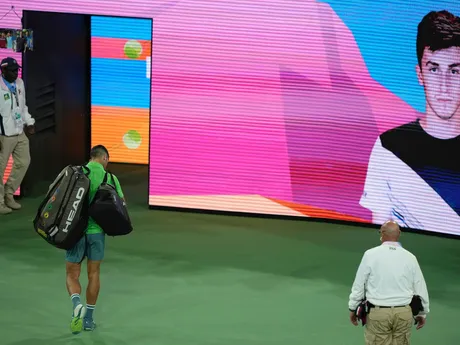 Novak Djokovič odchádza z kurtu po tom, čo ho zdolal mladý Talian Luca Nardi. 