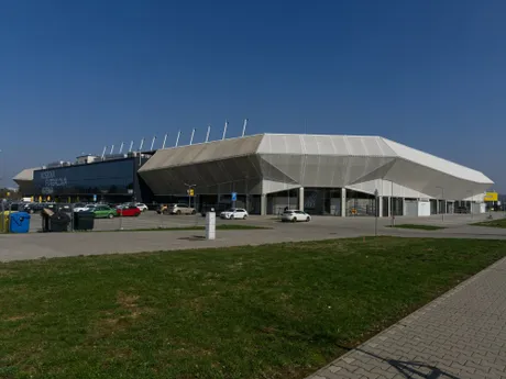Pohľad zvonka na Košickú futbalovú arénu.
