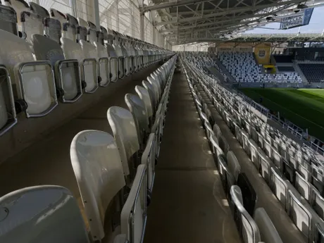 Nové sedačky v Košickej futbalovej aréne.