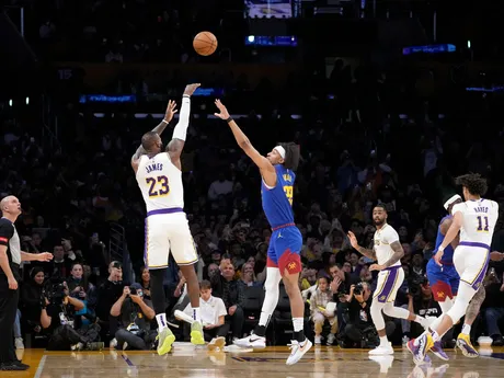 LeBron James strieľa počas zápasu Lakers a Nuggets.