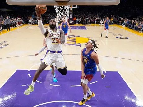LeBron James a Aaron Gordon v obrane počas zápasu Lakers - Nuggets.
