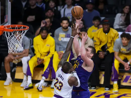 Nikola Jokič strieľa cez LeBrona Jamesa v zápase Lakers proti Nuggets