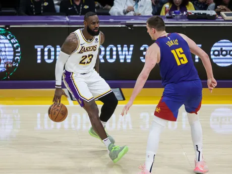 LeBron James v driblingu a Nikola Jokic z Denveru počas zápasu Los Angeles Lakers - Denver Nugetts.