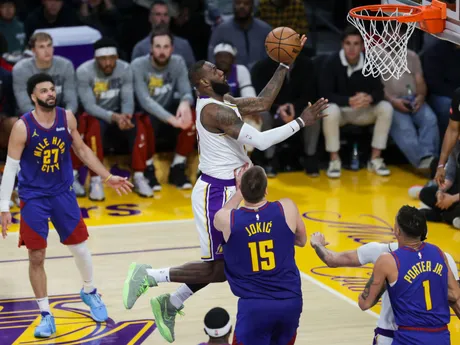 LeBron James zakončuje v zápase Los Angeles Lakers - Denver Nugetts.