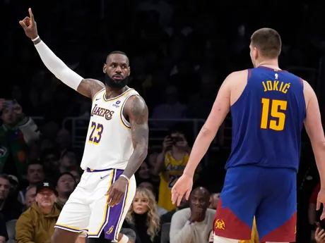 LeBron James s gestom a Nikola Jokic z Denveru počas zápasu Los Angeles Lakers - Denver Nugetts.