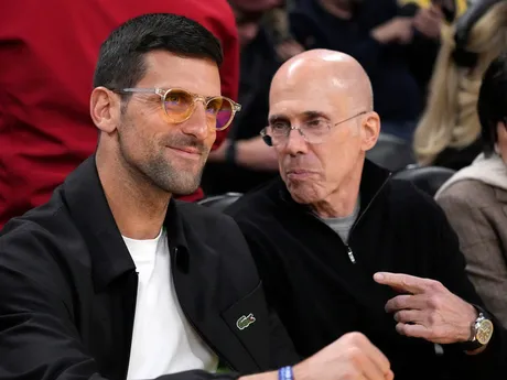 Tenista Novak Djokovic, vľavo, sedí s producentom Jeffrey Katzenberg počas zápasu Los Angeles Lakers a Denver Nuggets.