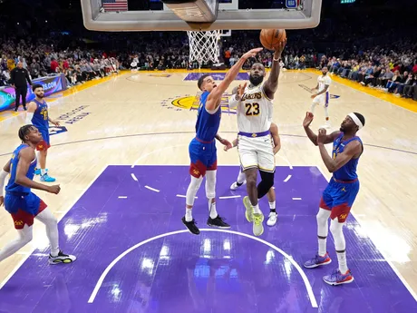 LeBron James (23) skóruje proti Michael Porter Jr. z Denver Nuggets a stáva sa prvým hráčom NBA, ktorý nastrieľal 40,000 bodov vo svojej kariére.
