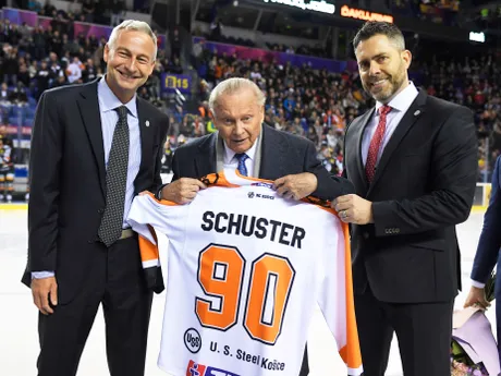 Bývalý prezident SR Rudolf Schuster dostal hokejový dres k svojim nedávnym 90. narodeninám pred zápasom 50. kola Tipos extraligy HC Košice – HK Dukla Trenčín.