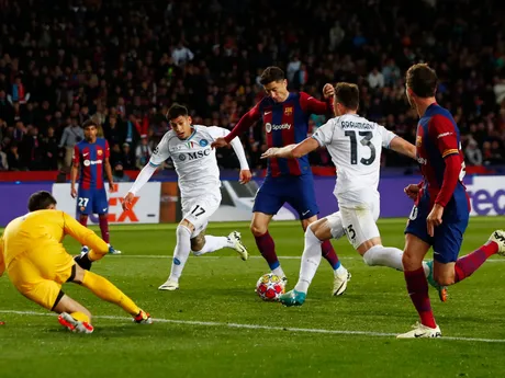 Robert Lewandowski strieľa tretí gól Barcelony.