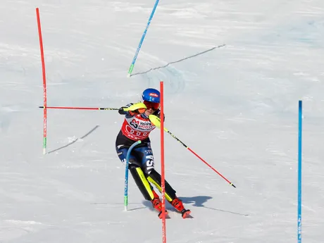 Mikaela Shiffrinová na trati 2. kola v slalome v Aare. 