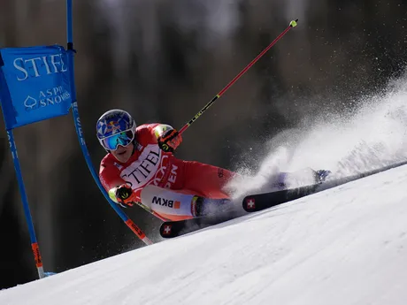 Švajčiar Marco Odermatt v akcii počas pretekov obrovského slalomu 2024, v Aspene, Colorado.
