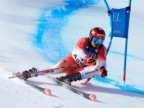 Švajčiar Loic Meillard v akcii počas pretekov obrovského slalomu 2024, v Aspene, Colorado.