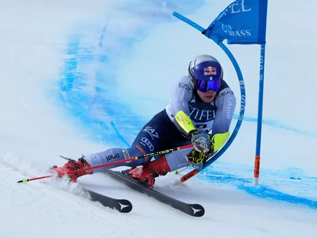 Talian Alex Vinatzer v akcii počas pretekov obrovského slalomu v Aspene.