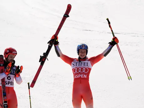 Marco Odermatt a jeho tímový kolega Loic Meillard oslavujú po pretekoch obrovského slalomu v Aspene.