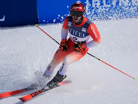 Švajčiar Loic Meillard v cieli počas pretekov obrovského slalomu 2024, v Aspene, Colorado.