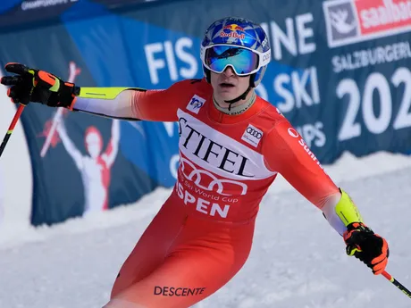 Marco Odermatt oslavuje v cieli počas pretekov obrovského slalomu 2024, v Aspene, Colorado.