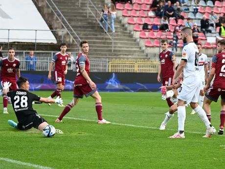 Gólová situácia na 0:1 pre Trnavu, vľavo brankár Podbrezovej Adam Danko počas zápasu 5. kola nadstavbovej časti futbalovej Niké ligy o titul