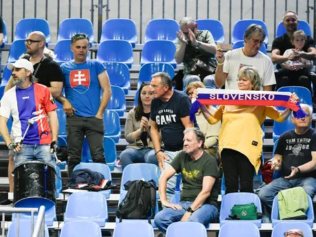 Slovenskí tenisoví fanúšikovia povzbudzujú počas úvodnej dvojhry kvalifikačného duelu o postup na finálový turnaj Pohára Billie-Jean Kingovej (PBJK) Slovensko  - Slovinsko.
