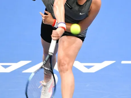 Slovenská tenistka Viktória Hrunčáková podáva proti slovinskej hráčke Veronike Erjavečovej počas druhej dvojhry úvodného dňa kvalifikačného duelu o postup na finálový turnaj Pohára Billie-Jean Kingovej (PBJK) Slovensko  - Slovinsko.