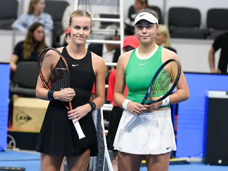 Slovenská tenisová jednotka Anna Karolína Schmiedlová (vľavo) a slovinská dvojka Ela Nala Miličová pózujú pred úvodnou dvojhrou kvalifikačného duelu o postup na finálový turnaj Pohára Billie-Jean Kingovej (PBJK) Slovensko  - Slovinsko.