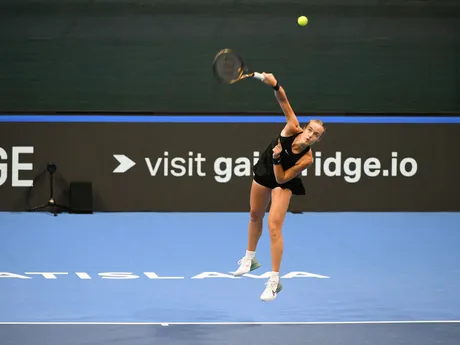 Slovenská tenisová jednotka Anna Karolína Schmiedlová podáva proti slovinskej dvojke Ele Nale Miličovej počas úvodnej dvojhry kvalifikačného duelu o postup na finálový turnaj Pohára Billie-Jean Kingovej (PBJK) Slovensko  - Slovinsko.