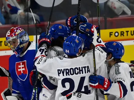 Prekonaný brankár Samuel Hlavaj (Slovensko) a radosť hráčov Česka po treťom góle v prípravnom zápase pred MS 2024 v hokeji.