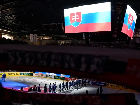 Slovenská reprezentácia počas nástupu v prípravnom zápase pred MS 2024 v hokeji Slovensko - Česko.