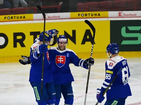 Andrej Kudrna, Matúš Sukeľ a Martin Bučko sa tešia po prvom góle v prípravnom zápase pred MS 2024 v hokeji Slovensko - Česko.