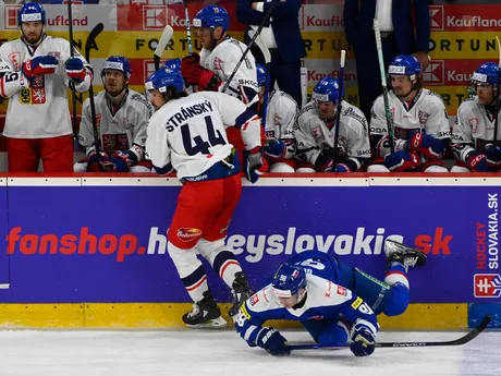 Česká striedačka a súboj Matěj Stránský (Česko) a Andrej Golian (Slovensko) v prípravnom zápase pred MS 2024 v hokeji.