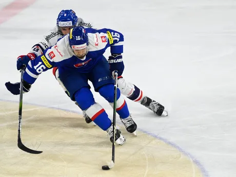 Ondřej Beránek (Česko) a Róbert Lantoši (Slovensko) v prípravnom zápase pred MS 2024 v hokeji.