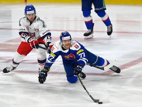Jakub Vrána (Česko) a Martin Faško-Rudáš (Slovensko)v prípravnom zápase pred MS 2024 v hokeji.