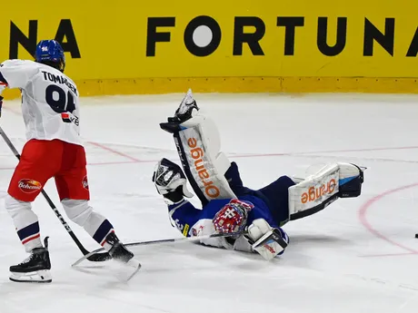 Dávid Tomášek (Česko) neprekonal v exhibičnom samostatnom nájazde brankára Samuela Hlavaja (Slovensko) v prípravnom zápase pred MS 2024 v hokeji.
